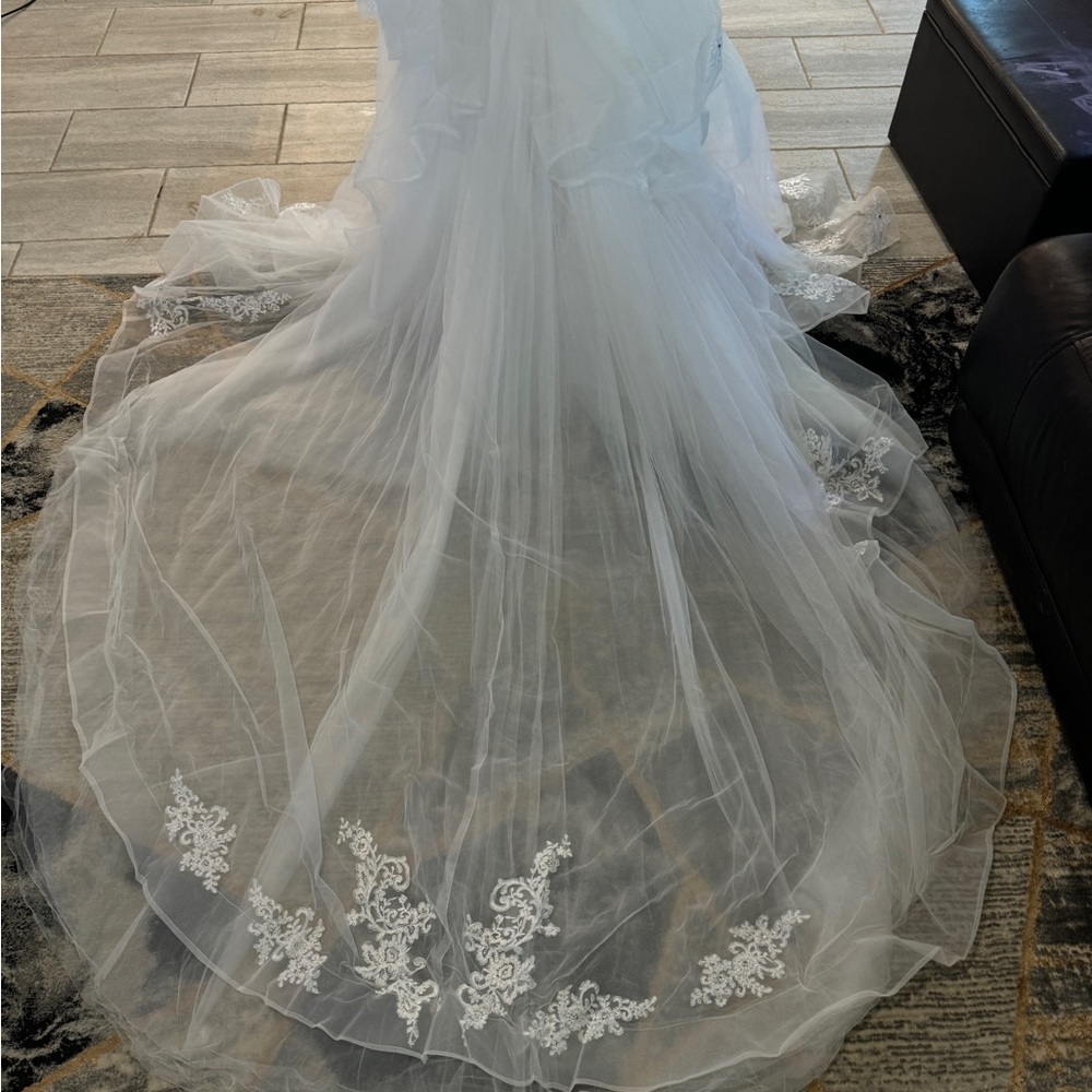 stunning wedding dress,comes with a beautiful 6ft . sleeves turtle neck 6/8 size